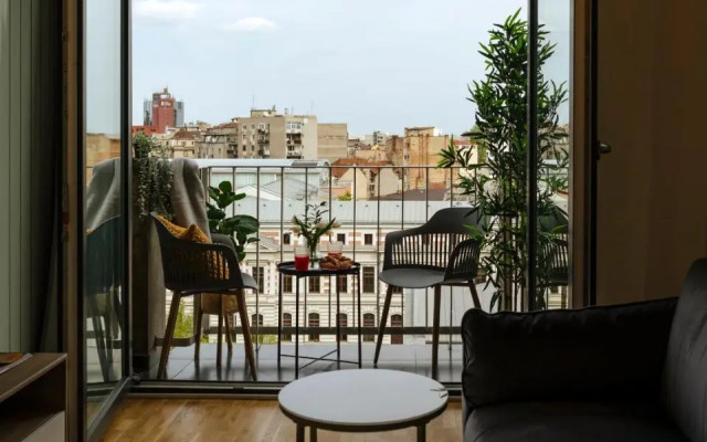 Sunny 2BR Flat - Top Location - Amazing Balcony