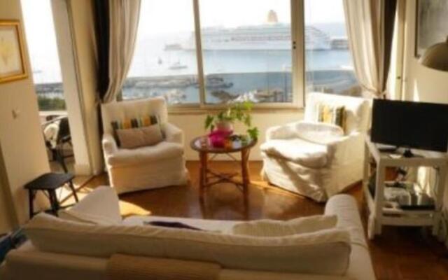 Apartment W Stunning View - MARINA - Free Parking & AC