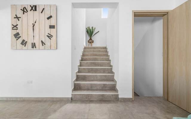 NEW 6 Bedroom Villa 2min Eagle Beach Palm Beach