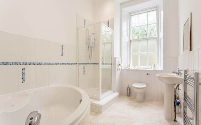 Perfect City Centre Location 50M From Princes St