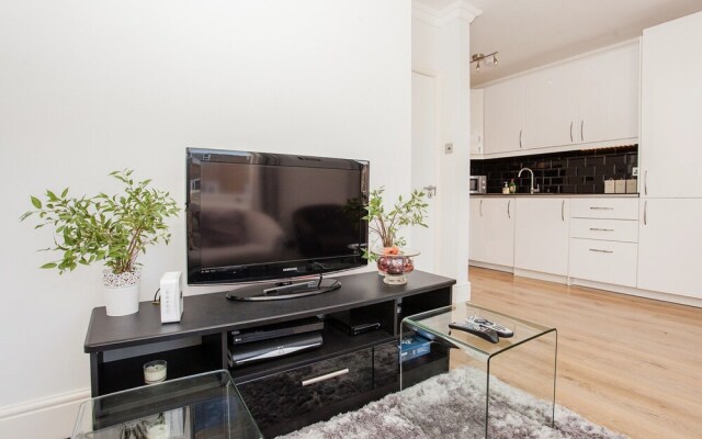 Modern 2 Bedroom Apartment On The Doorstep Of Queens Park