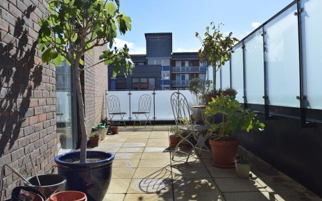 1 Bedroom Apartment With Balcony Near Regent's Canal