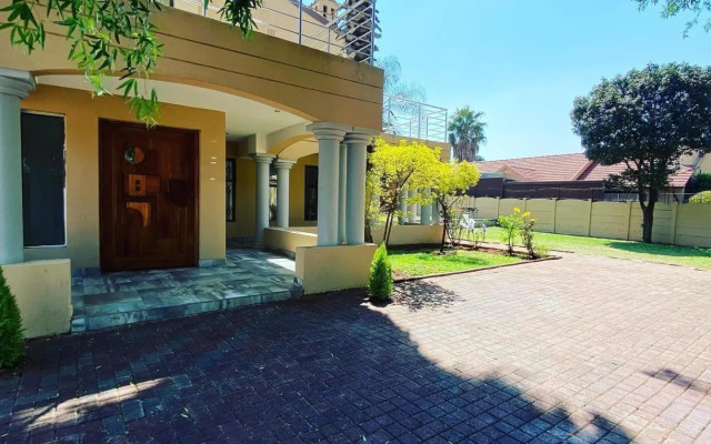 Selina Airport Lodge #Emzini