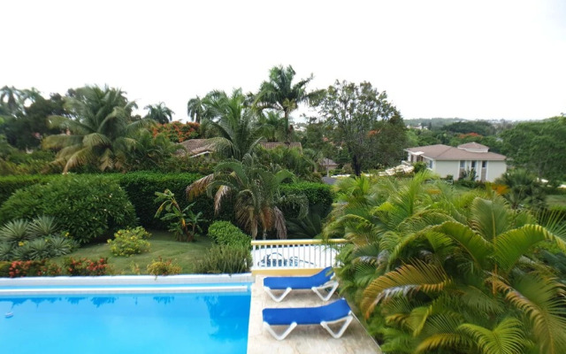 Villa Hermosa a Spacious Villa Close to Downtown