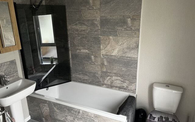 Beautiful and Tranquil Lakeside Lodge - Sleeps 5