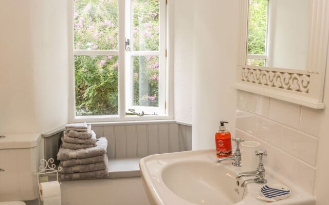 2 Farfield Row