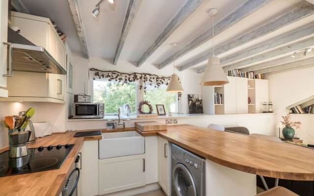 1 Bedroom Apartment by the Water of Leith