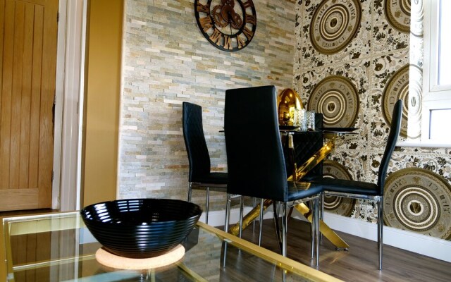 Ultra Deluxe Versace Apartment Near Sheffield