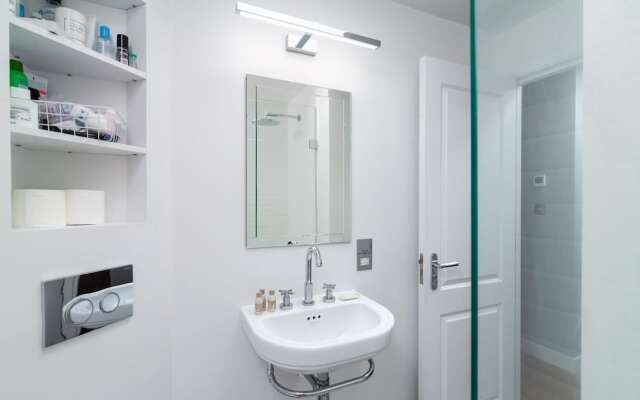 Spacious 2BR in West Kensington by GuestReady