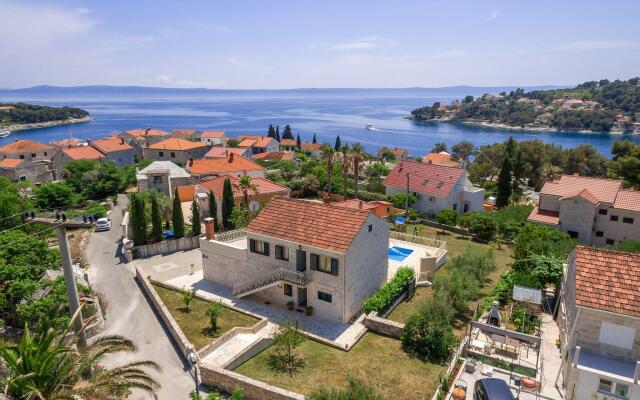 Child-friendly villa with private swimming pool and sea view in Sumartin, Brac island