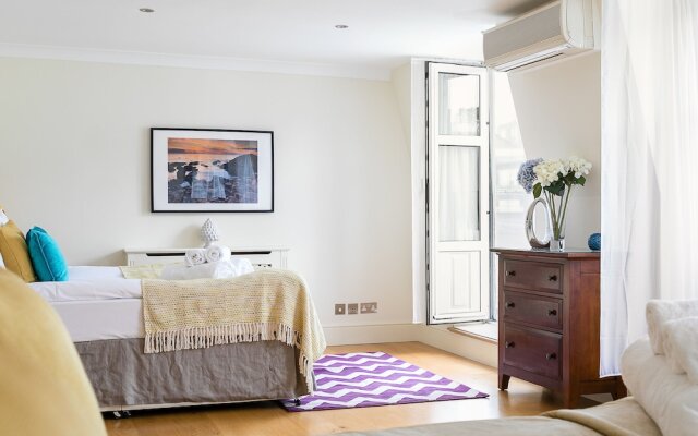 Luxury 5-bedroom Villa With Parking and AC