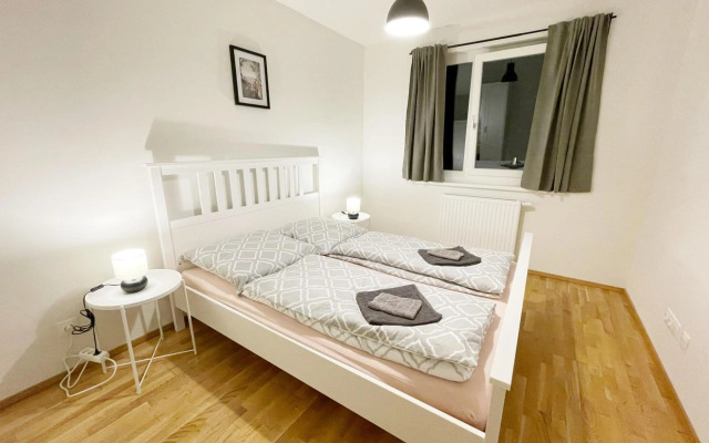 MUZETA11 Top 32 and 33 -Modern Town Apartment with Balcony