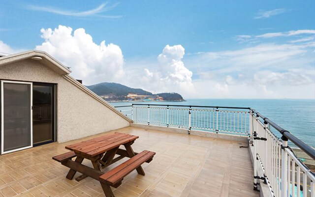 Geoje Beach Mongdol House Pension