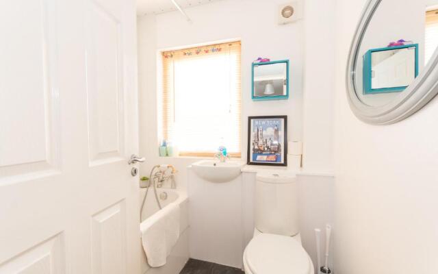 Excellent Location -Central Belfast - Parking - 4 Beds