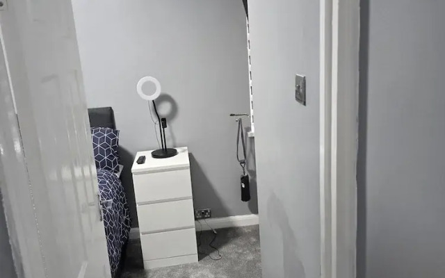 Manchester - House - Sleeps 6 - Parking - Garden