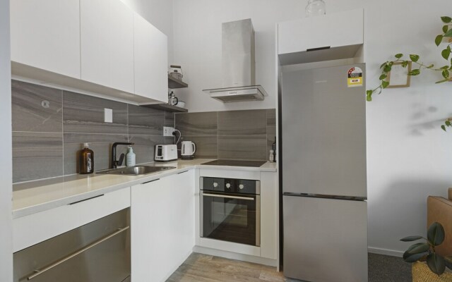 Central Quiet 2BR Apt -  Wifi -  Parking