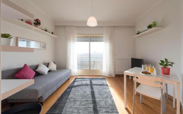 LovelyStay - 1BR Flat with Stunning Views over Porto