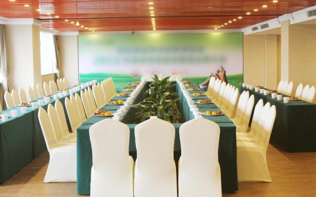 Enrichee Gloria Plaza Hotel
