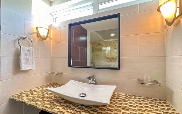 Incredible 3 BR Penthouse w BBQ Jacuzzi