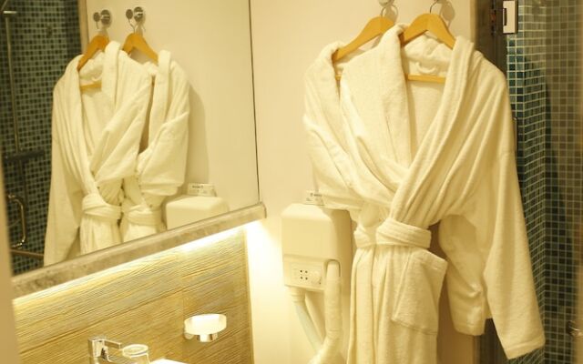 El Ein Bay Movenpick Hotel