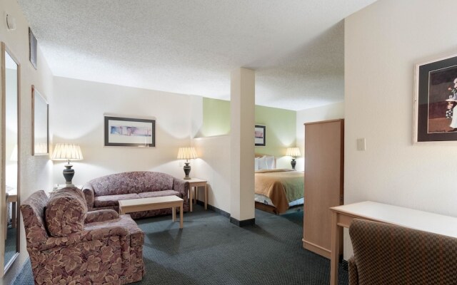 Econo Lodge Inn & Suites