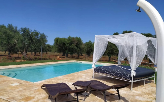 Antico trullo ristrutturato con piscina e giardino