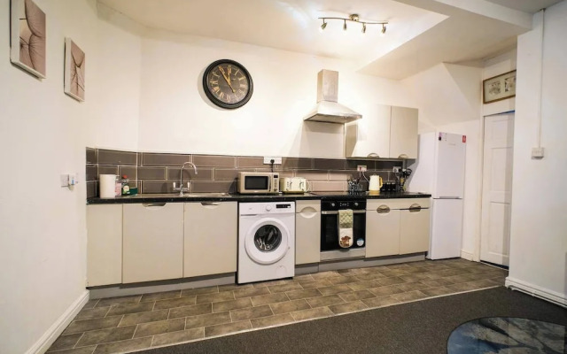 4 Bed House Sleeps 7-free Parking- Contractors