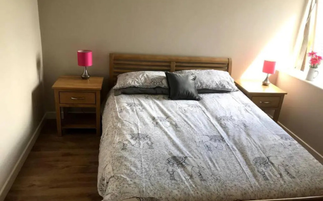 Stylish 3 Bed Apartment with Lough Atalia Views