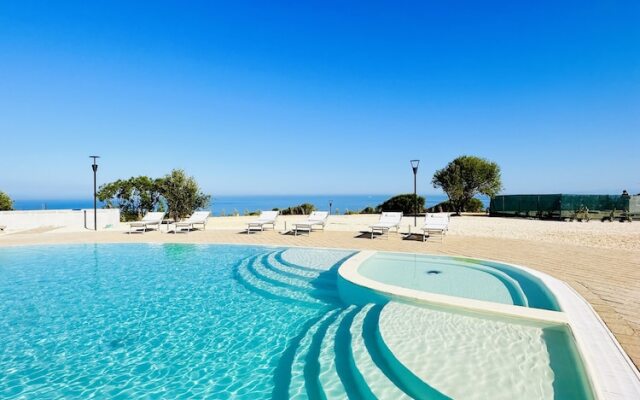 Residence with pool in Isola Rossa