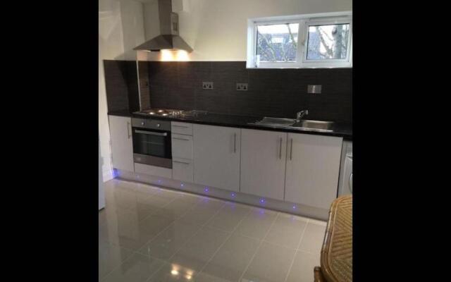 Small Modern Comfortable 2 Bedroom Apartment - Cmyr
