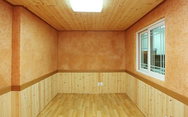 Hongcheon Giwajip View Pension