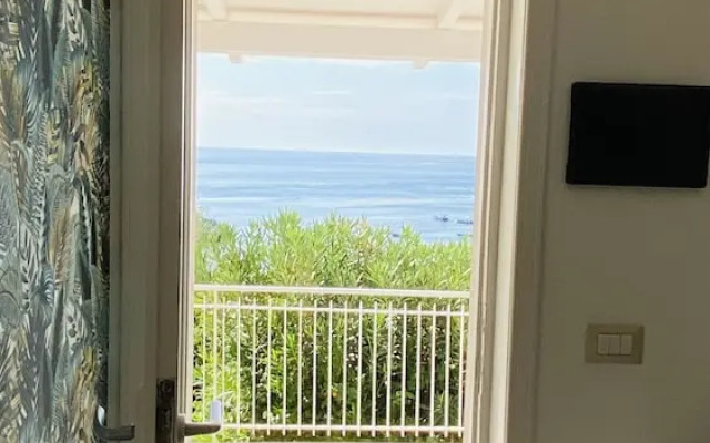 Taormina Isola Bella Apartment - Taormina Holidays