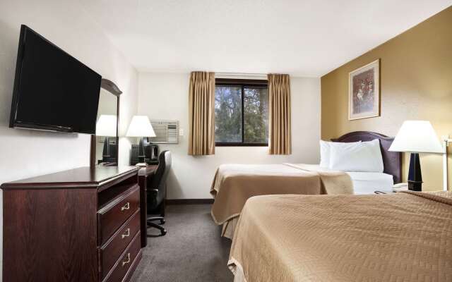 Travelodge by Wyndham La Porte/Michigan City Area