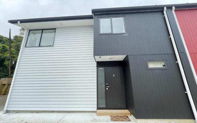 NO PARTY ALLOWED, Entire Brand New 3 bedroom townhouse, free unlimited fibre wifi and free parking