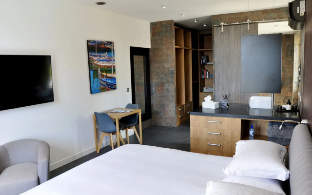 The Address Cassis