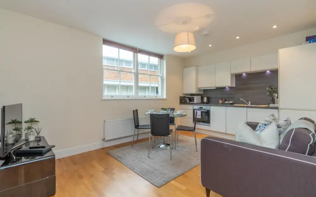Modern Two Bedroom Apartment in Hammersmith - 203a, London