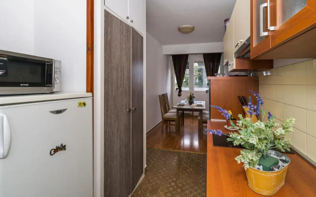 2 bedroom apartment/parking/market