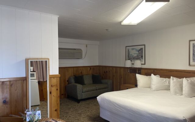 Saddle & Surrey Motel