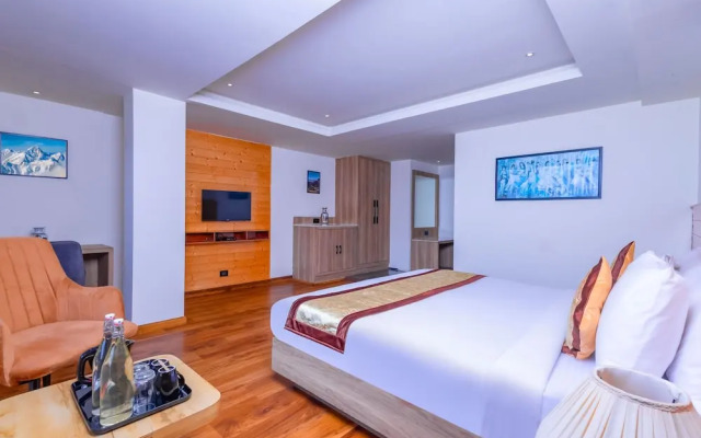 Sumitel Sanderling 500 meters from Mall Road