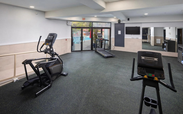 Holiday Inn Victoria Elk Lake by IHG