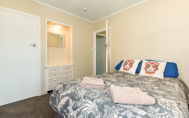 Waitangi Beach Bach 30A