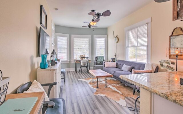 Bright Texas Retreat Near Pleasure Pier & Beach!
