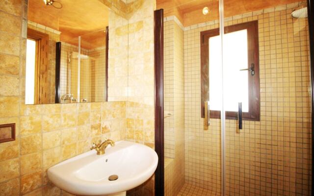 1033 Villa Laura