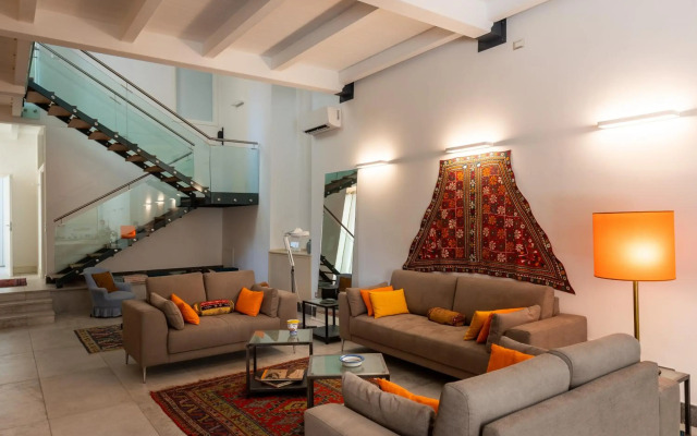 Valverde Art Space Loft by DomuSicily