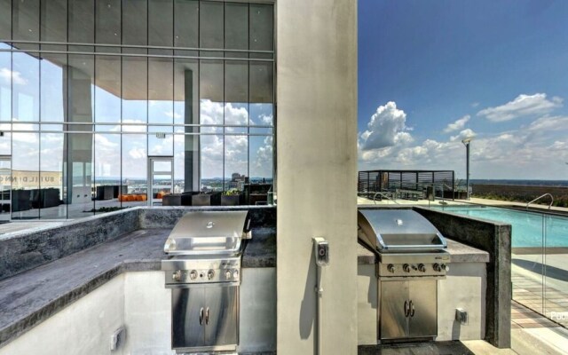 Louisville's Triple Crown Condo by Cozysuites