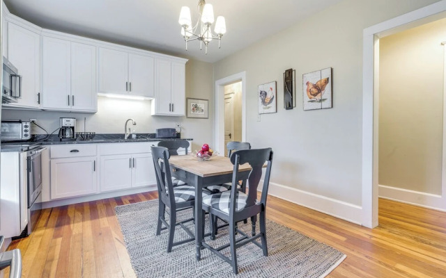Walk to Garden & Restaurants: Zanesville Apartment