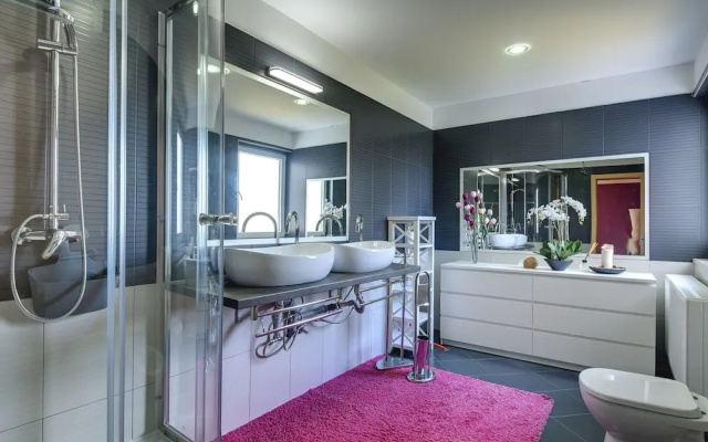 Villa with Swimming Pool, Volleyball Court & Hot Tub, near Rovinj