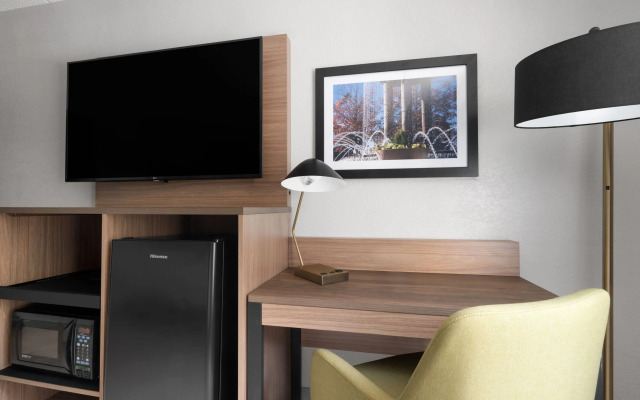La Quinta Inn & Suites by Wyndham Raleigh Cary