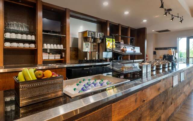 Best Western Plus Chocolate Lake Hotel