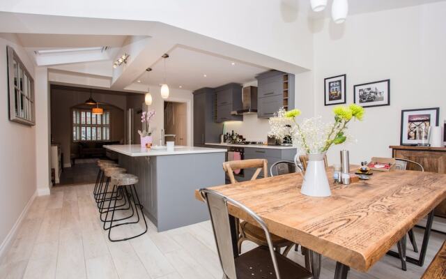 3 Bedroom Home With Skylight and Garden